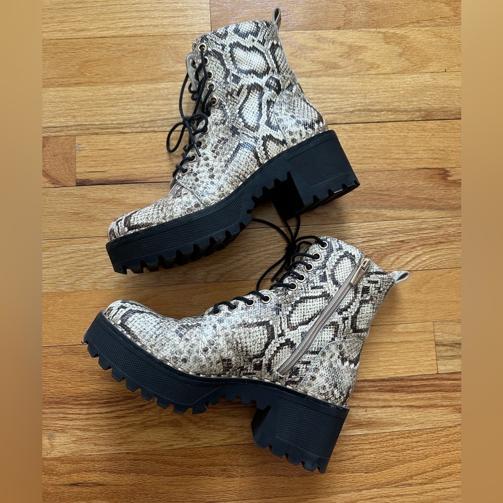 Vince Camuto VC Mecale Leather Python Snake Print Platform Combat Boots Size 7 - Picture 2 of 6